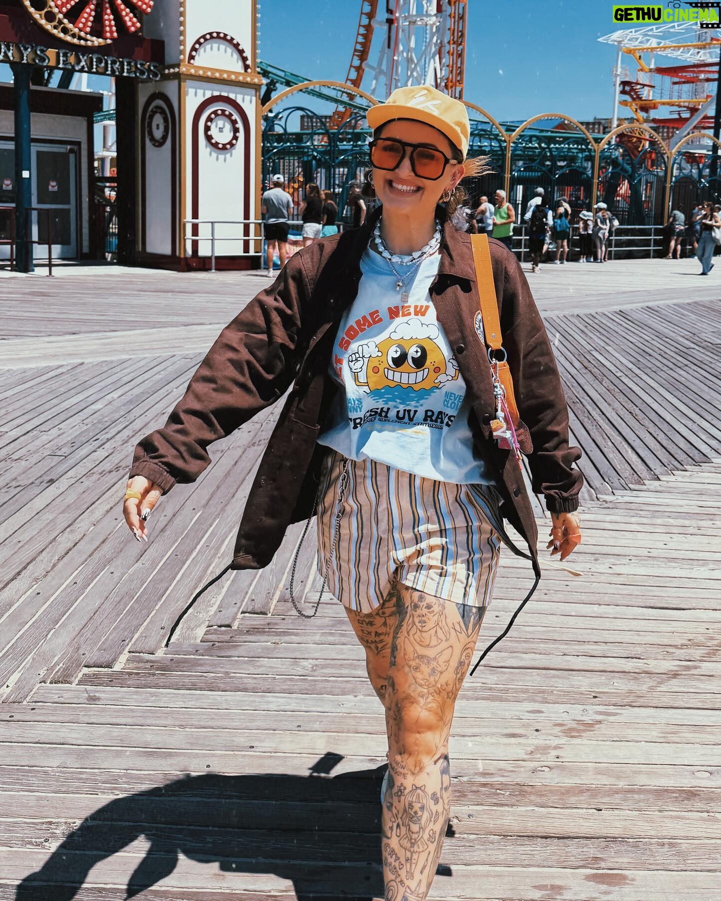 Sharlota Instagram - In love❤️ Amerika se musi proste zazit, jsem tu par dni a ikdyz jsem myslela, ze me to odpali vic, je to asi proto, ze jsem si tu tak rychle zvykla. Tech krasnejch pochval a milejch komentaru, na styl nebo kerky, me tak prekvapilo a pocasi nabiji neskutecne… ✨🫶🏼