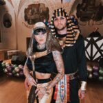 Sharlota Instagram - Best kostymove duo je back! Konecne nas nekdo pozval na narozeniny s patricne zabavnym dresscodem🔥🙌🏼 dekujeme @milanperoutka , se kterym si spolu zahrajeme jiz 18.5. dvojacek Okno me lasky v @divadlo_broadway ✨