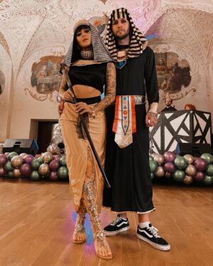 Sharlota Instagram - Best kostymove duo je back! Konecne nas nekdo pozval na narozeniny s patricne zabavnym dresscodem🔥🙌🏼 dekujeme @milanperoutka , se kterym si spolu zahrajeme jiz 18.5. dvojacek Okno me lasky v @divadlo_broadway ✨