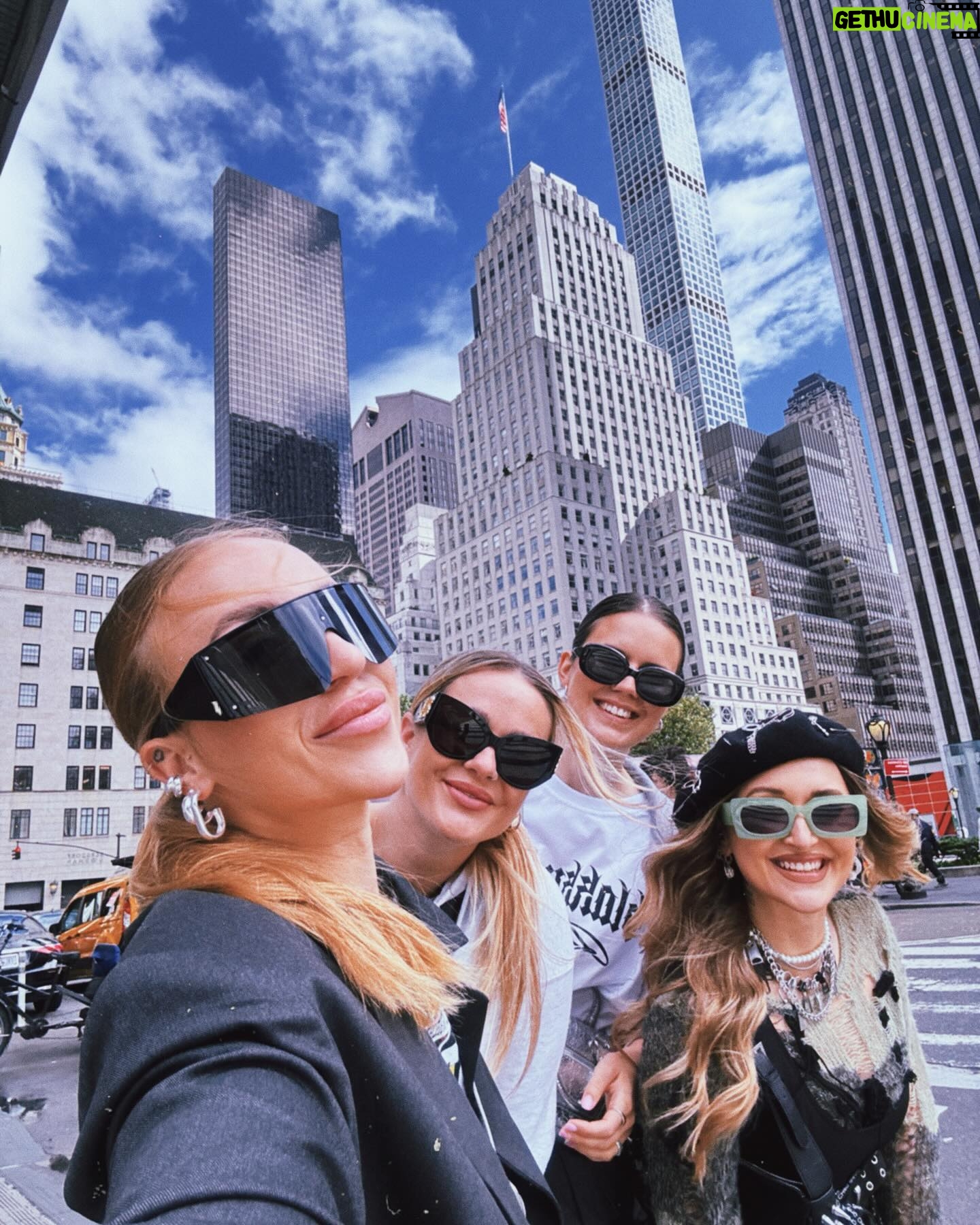 Sharlota Instagram - Prvni stripky z vyletu✨🌸🫶🏼🥹 #newyork