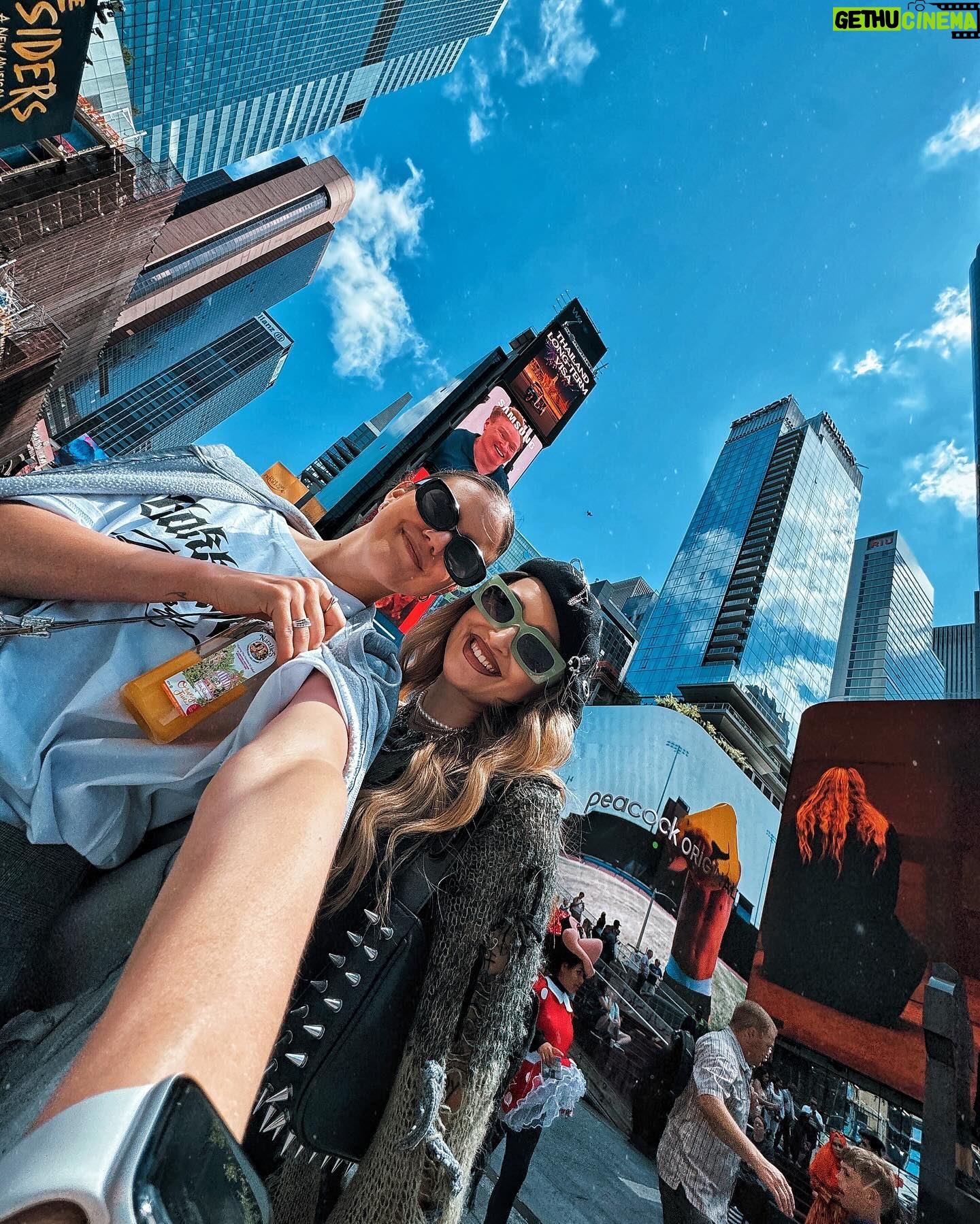 Sharlota Instagram - Prvni stripky z vyletu✨🌸🫶🏼🥹 #newyork