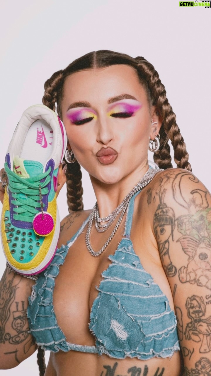 Sharlota Instagram - In love💖🫶🏼 dekuju @ancloth.customs za nadherny tenisky! Alexandr se vyrobe custom tenisek venuje od roku 2019, kdy absolvoval kurz vyroby custom AF1 High v New Yorku, USA, kazdy jeho par obuvi je original, ktery je tvoren na zaklade zakaznickych pozadavku nebo podle jeho vlastni fantazie a kreativity.🥹🤌🏼🖤