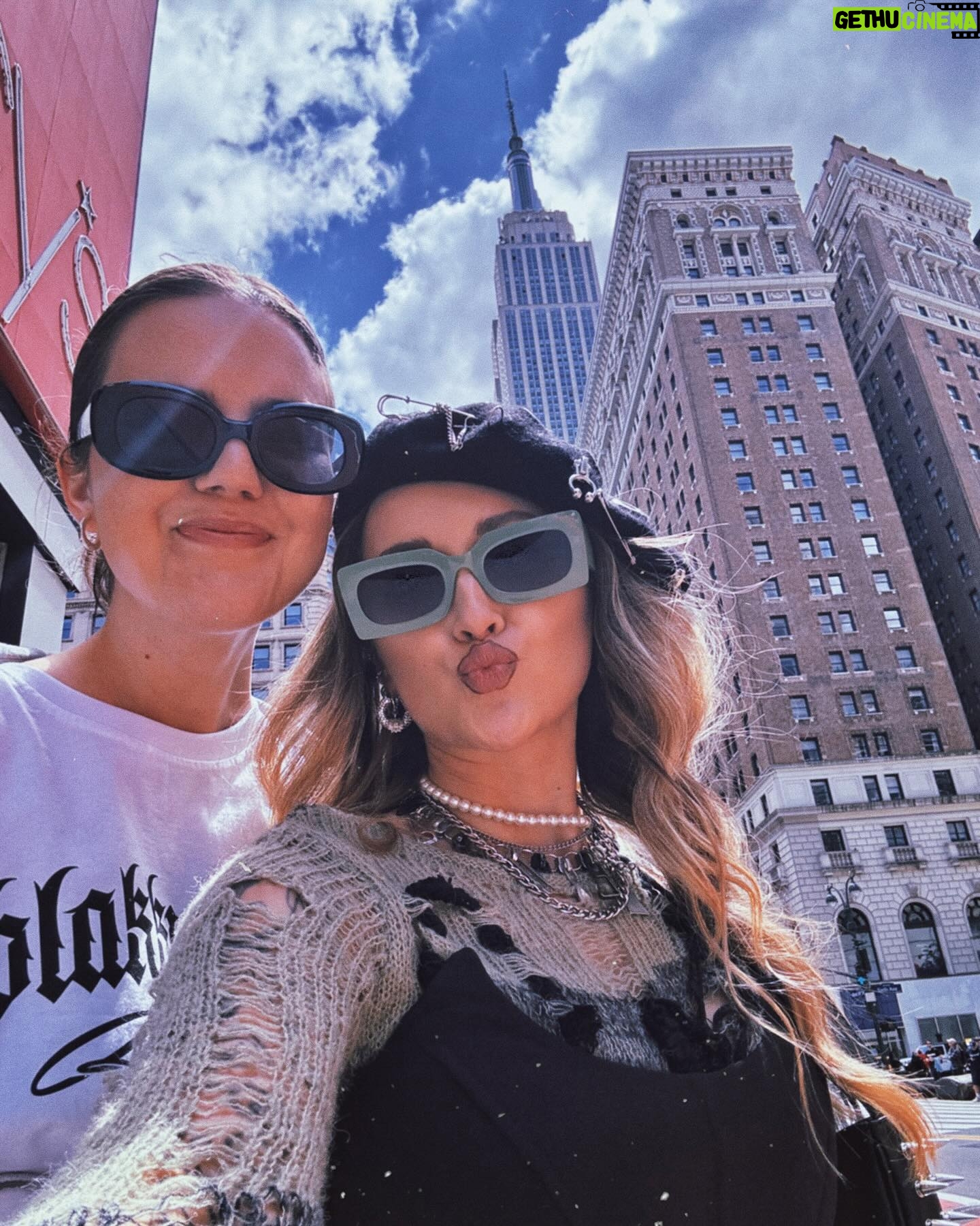 Sharlota Instagram - Prvni stripky z vyletu✨🌸🫶🏼🥹 #newyork