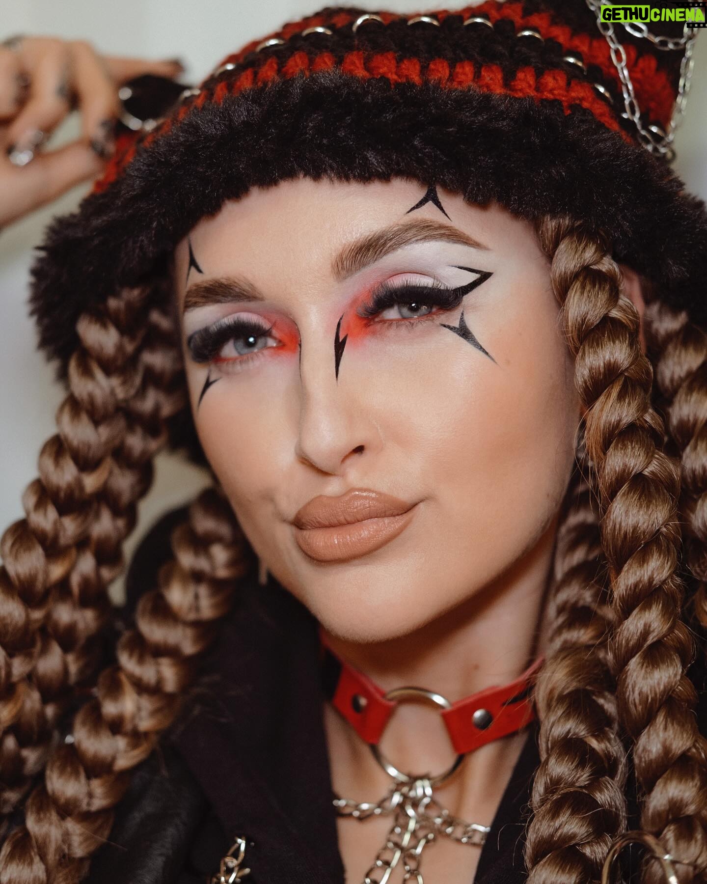 Sharlota Instagram - PURE ART ๐ clovek, se kterym jsem prozila jiz tolik uzasnych okamziku, vytvorila tolik dechberoucich vizazi a looku! Dekuju ze te mam @koki9_official ๐ฅนโจ #tabita 24/5/2024