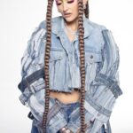 Sharlota Instagram - Baaam🔥 @danielfolklor je uzasnej umelec, ktery mi vytvoril top #denim outfit na foceni desky Tabita. 🫶🏼Spolecne jsme udelali navrh a nekolikrat se sesli, abychom doladili vsechno k dokonalosti. Strasne moc me bavi ten kreativni proces a neskutecnej vysledek, kdy mate vizi v hlave a pak to dotahnete do reality🙌🏼 dekuju dekuju dekuju✊🏼🔥 Video by @vlada_lutha 🎥