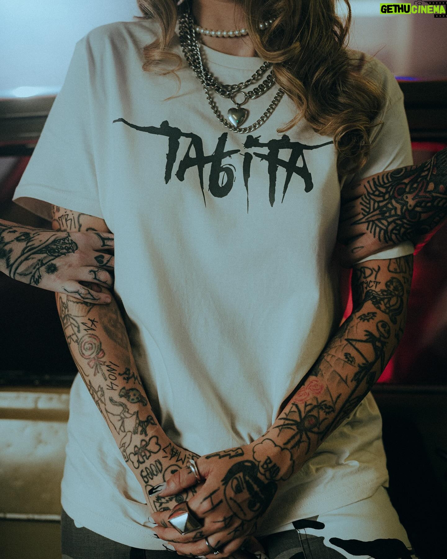 Sharlota Instagram - Backstage Karty🔥 📸 @purplcikady Merch najdes na blakk.market Blakkwood Triko Sharlota Tabita Logo Blakkwood Kulich Devil Hat Sharlota Tabita Blakkwood Sharlota Tabita Accessories