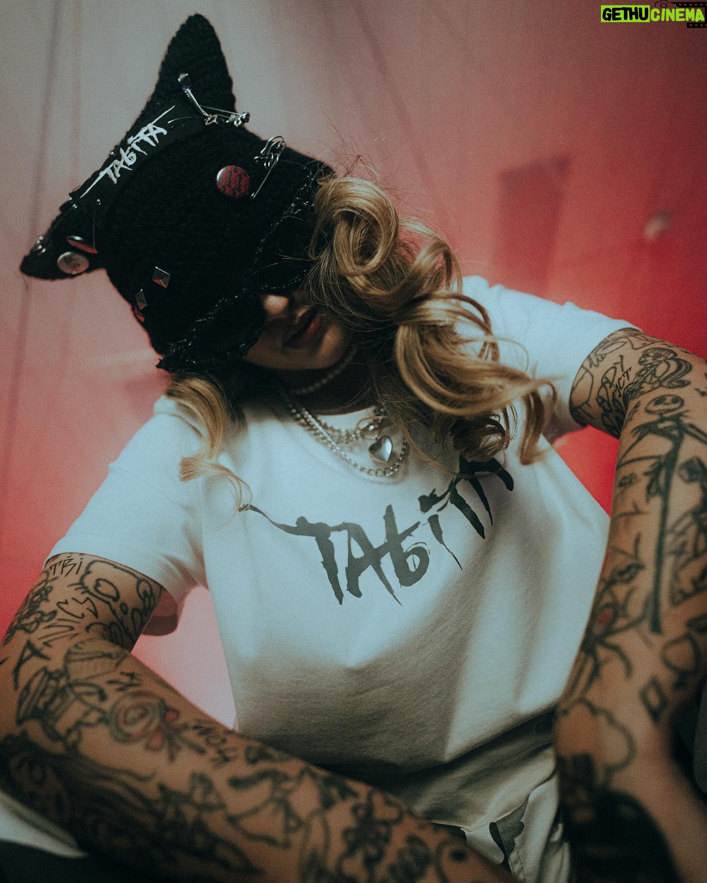 Sharlota Instagram - Backstage Karty🔥 📸 @purplcikady Merch najdes na blakk.market Blakkwood Triko Sharlota Tabita Logo Blakkwood Kulich Devil Hat Sharlota Tabita Blakkwood Sharlota Tabita Accessories