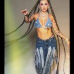 Sharlota Instagram - Krasny den, rada bych ode dneska zacala nahazovat backstage materialy k tvorbe na desce Tabita. Rada bych tu nechala nekolik postu jako podekovani tem, kteri se na tom podileli a tem co mne na teto ceste podporili nyni nebo uz nekolik let jsou se mnou. Jako prvni je to @maresovamonika se kterou spolupracujeme jiz 10 let a nikdy mne nezklamala🌸✨ dekuju moji kouzelne copankove vile, co mi vzdy splni kazde prani a moje blaznive napady. Tento uces byl jeden z nejhezcich co jsem kdy na sobe mela i presto, ze copy byli opravdu tezke. Cely den mi s nimi musel nekdo pomahat nebo mi je musel pridrzovat, aby odlehcil tu tihu.😅✨💖