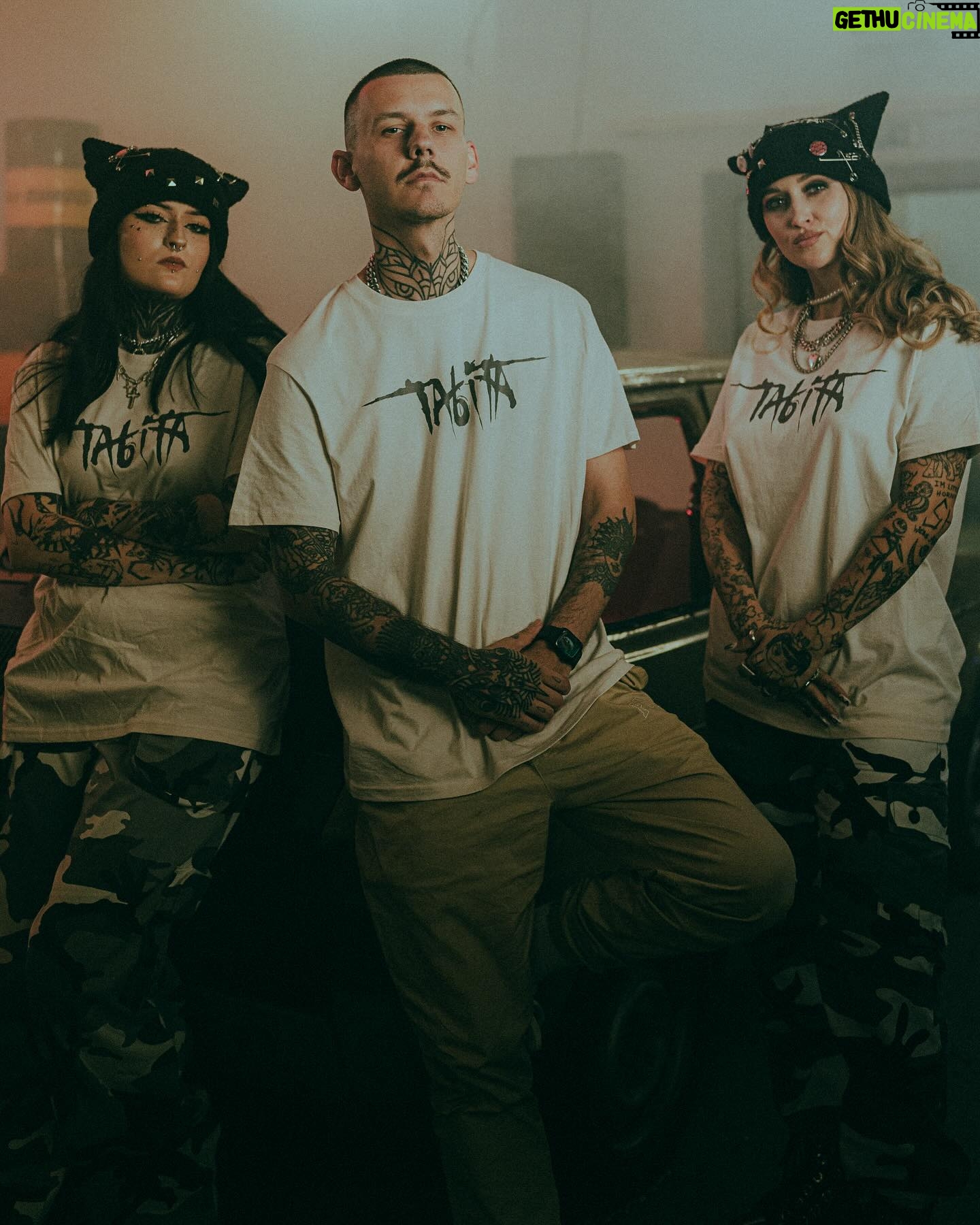 Sharlota Instagram - Backstage Karty🔥 📸 @purplcikady Merch najdes na blakk.market Blakkwood Triko Sharlota Tabita Logo Blakkwood Kulich Devil Hat Sharlota Tabita Blakkwood Sharlota Tabita Accessories