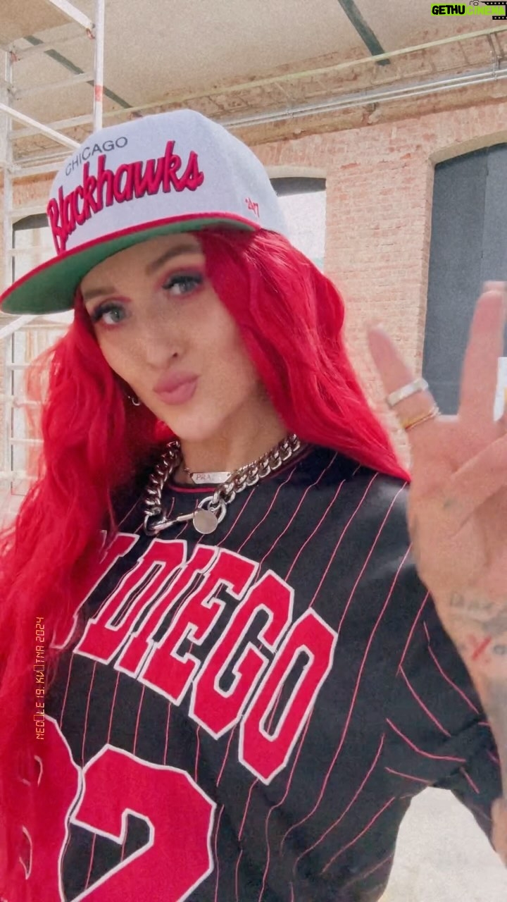 Sharlota Instagram - Milaaaaano se dostalo do nekolika playlistu na @spotifyczechrepublic ❤️✨ dekujuuu a uzivejte pohodovou nedeli🤌🏼 Fit @snapbackscz 💫