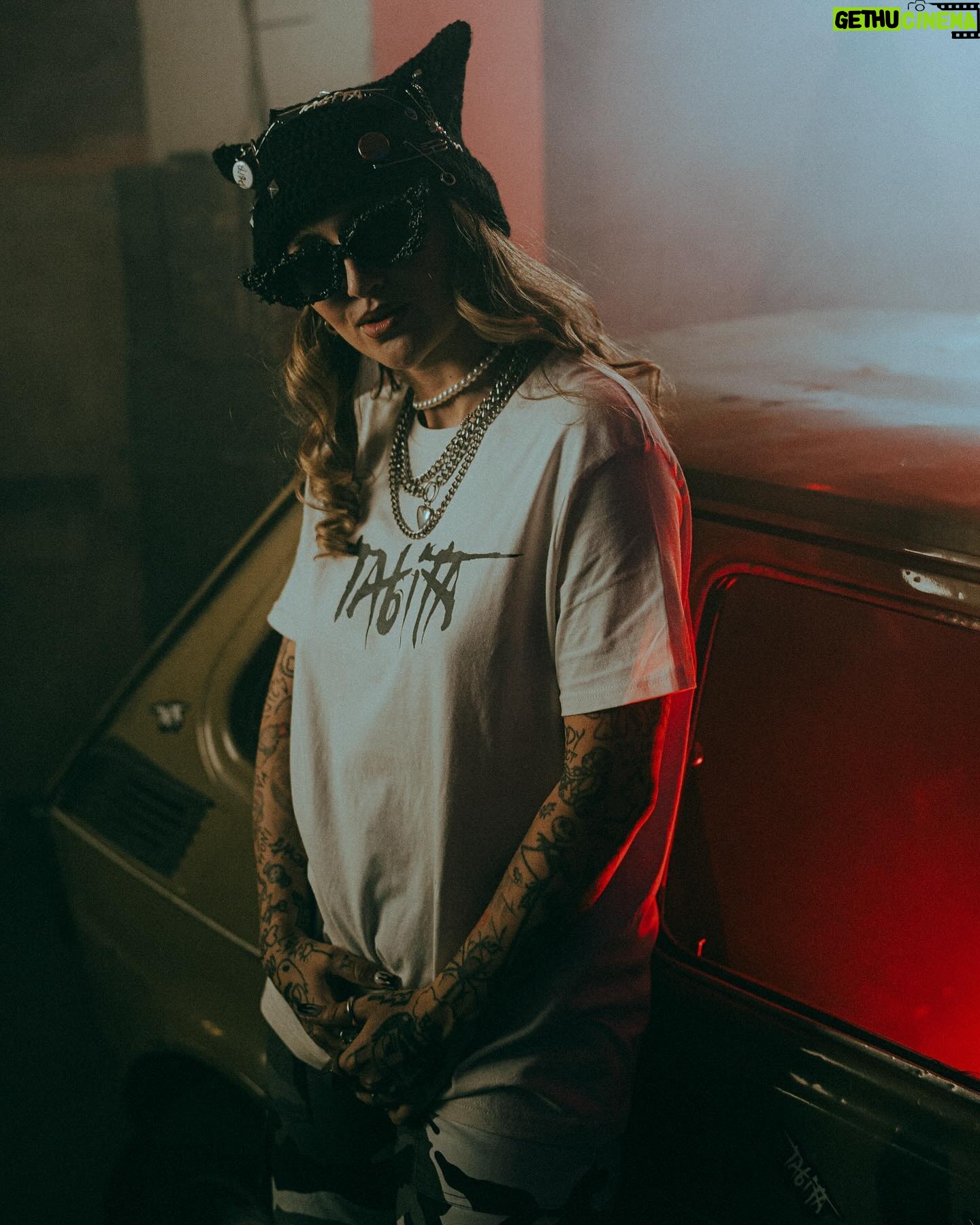 Sharlota Instagram - Backstage Karty🔥 📸 @purplcikady Merch najdes na blakk.market Blakkwood Triko Sharlota Tabita Logo Blakkwood Kulich Devil Hat Sharlota Tabita Blakkwood Sharlota Tabita Accessories