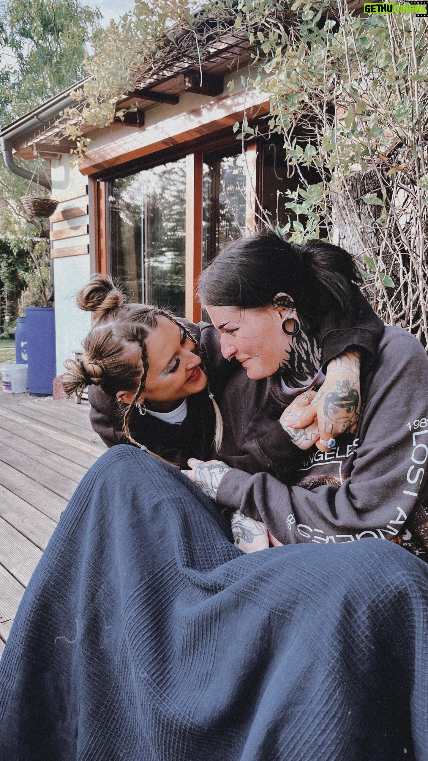 Sharlota Instagram - Zijeme zivot🫶🏼 moje deska, moje dite uz bude brzo venku a ja mam zase mix vsech emoci🥹 tak se tesim az bude Tabita na svete 24/5/2024🖤