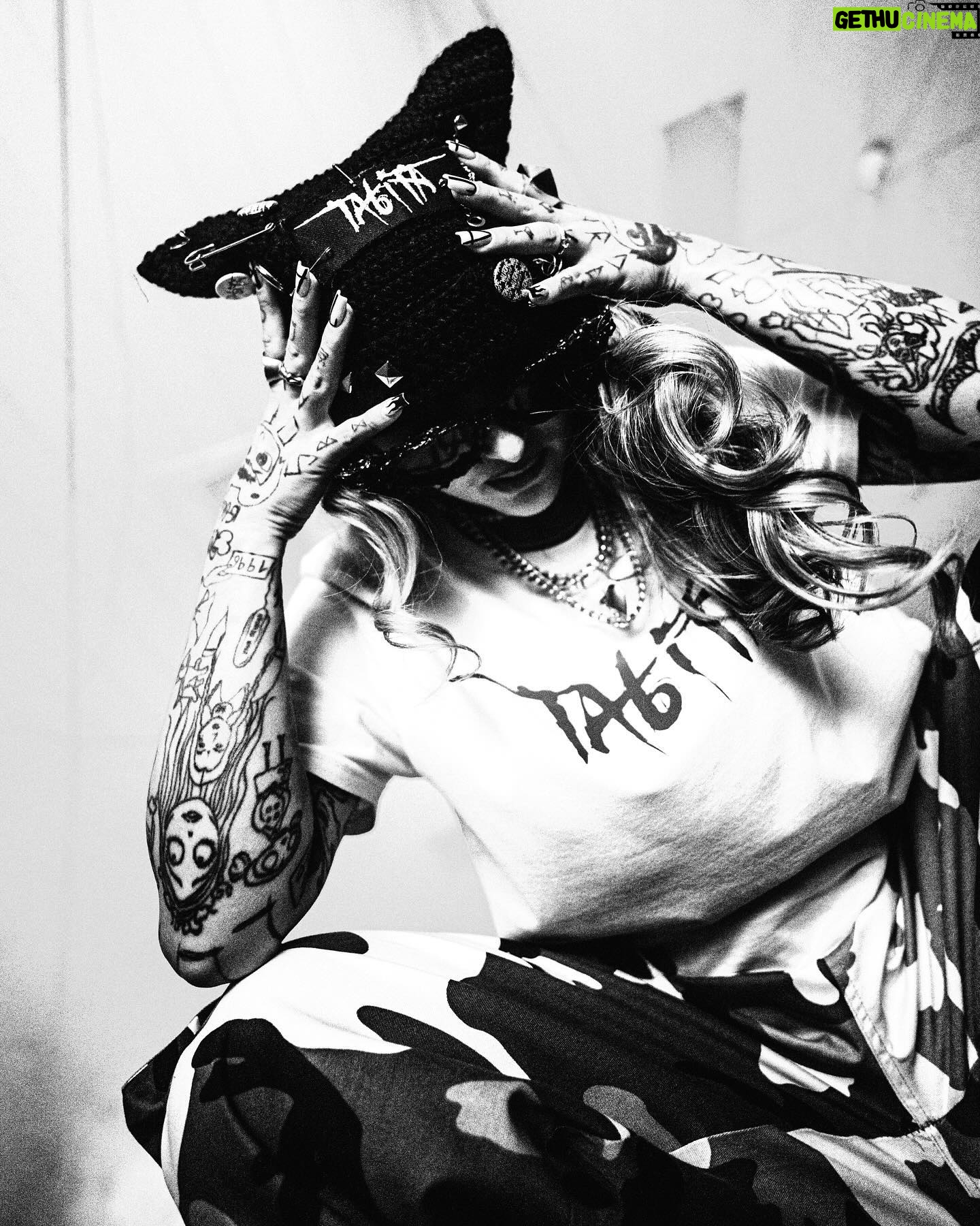 Sharlota Instagram - Backstage Karty🔥 📸 @purplcikady Merch najdes na blakk.market Blakkwood Triko Sharlota Tabita Logo Blakkwood Kulich Devil Hat Sharlota Tabita Blakkwood Sharlota Tabita Accessories
