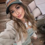 Sharlota Instagram - Mame za sebou vikend plny Okna me lasky✨🫶🏼 dekujeme vsem co dorazili, a budeme se tesit na dalsich zastavkach: 14.6. Bratislava SK Amfiteater Kuchajda 15.6. Trutnov Bojiste 28.6. Frydek-Mistek Muzeum Beskyd 5.7. Statni zamek Lednice 14.7. Statni zamek Trebon 26.7. Statni zamek Sychrov