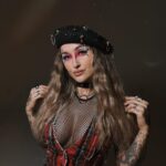 Sharlota Instagram - Tolik, tolik hvezd, mam nad sebou a je tolik, tolik cest, co me k nim dovedou. Vsechno nejlepsi @esterdiy ✨🖤 dekuju za tvoji podporu a uzasny kousky, co jsi vytvorila pro desku Tabita🫶🏼 24/5/2024