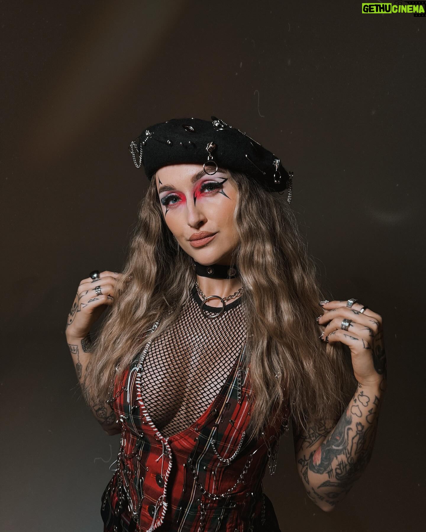 Sharlota Instagram - Tolik, tolik hvezd, mam nad sebou a je tolik, tolik cest, co me k nim dovedou. Vsechno nejlepsi @esterdiy ✨🖤 dekuju za tvoji podporu a uzasny kousky, co jsi vytvorila pro desku Tabita🫶🏼 24/5/2024