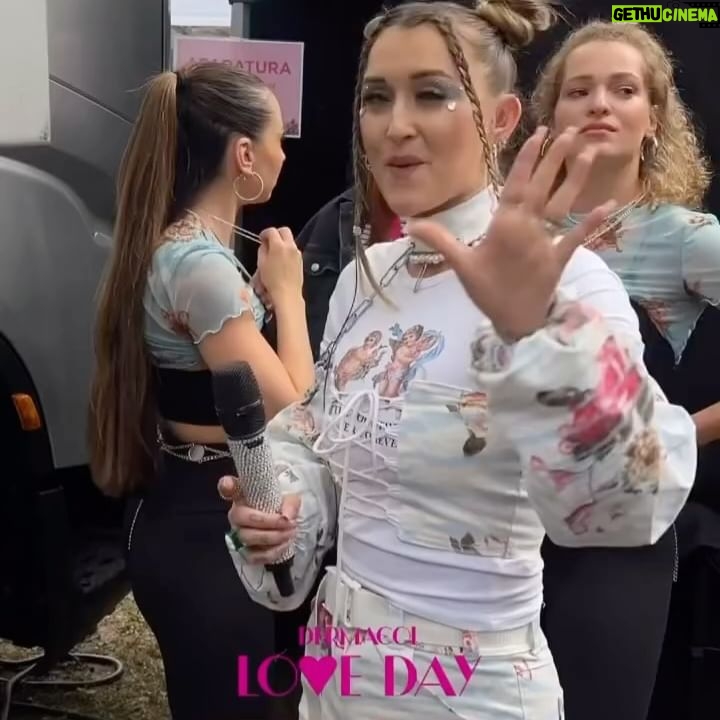 Sharlota Instagram - Uz zitra se vidime v Pasohlavkach kemp Merkur 15:45✨🌸 dekuju @ladislavrostas.photo za par momentek z Prima Love day✨💖 Outfit: @princess.tiramisu ✨