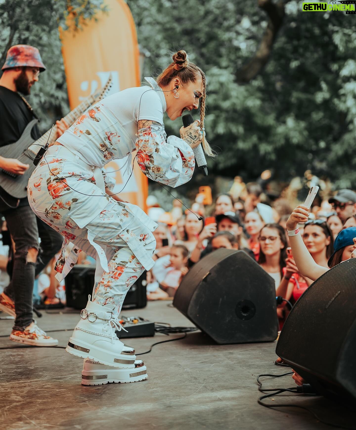 Sharlota Instagram - Uz zitra se vidime v Pasohlavkach kemp Merkur 15:45✨🌸 dekuju @ladislavrostas.photo za par momentek z Prima Love day✨💖 Outfit: @princess.tiramisu ✨