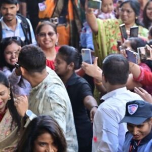 Sharmishtha Raut Instagram - सखीन च्या तुडुंब गर्दीने, टाळ्या, शिट्ट्या आणि जल्लोषात ‘नाच गं घुमा’ चित्रपटाचं दणक्यात स्वागत pimpri chinchwad मधून ! चित्रपटाचे shows housefull होत आहेत,✌️
हा ‘घुमोत्सव’ असाच अखंड चालत राहो..! आपला आवाज आपली सखी कडून खूप खूप शुभेच्छा ✌️🤝🎉🎊

#aaplaawajaaplisakhi
#Aaplaawaj_aaplisakhi
#NachGaGhuma #NaachGaGhuma #Film #1stMay2024 #नाचगंघुमा #nowintheatres