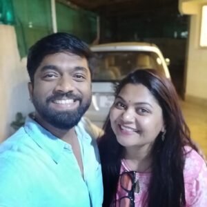 Sharmishtha Raut Instagram - सिनेमा रिलीजला आला की त्याबद्दल त्या चित्रपटातील कलाकारांचे मित्र कौतुकाच्या पोस्ट्स करू लागतात. प्रेक्षकही सुजाण आहेत त्यांना सुद्धा आता हे प्रमोशन आहे ब्वा हे कळलेलं असतं. कालची पोस्ट थोडीफार तशी होती. पण ही पोस्ट त्यातली आजिबात नाही.
तर 'नाच गं घुमा' चं स्पेशल स्क्रिनिंग काल पाहिलं. काय सुंदर सिनेमा बनवला आहे आमच्या मित्रांनी. नेहमीप्रमाणे परेश मोकाशी आणि मधुगंधा कुलकर्णी या जोडीने एक अप्रतिम चित्रपट बनवलेला आहे. सुरुवातीपासून शेवटपर्यंत प्रत्येक दृश्यात आपसूकच 'वाह' हे उत्स्फूर्तपणे येत होतं. प्रत्येकाला रिलेट होईल, आपली वाटेल पण तरीही एक वेगळा दृष्टिकोन देणारा हा चित्रपट आहे. खास मोकाशी शैलीचा. 
सर्व निर्माते @madhugandhakulkarni @swwapnil_joshi @sharmishtharaut @tejas.desai.1044 @mayasabhakm #TruptiPatil सर्वांचे खूप खूप अभिनंदन. हिट आहे पिच्चर!
@sarangsathaye छोटी मायरा, @sukanyamoneofficial @supriya_pathare75 यांनी धम्माल उडवून दिलेली आहे, चित्रीकरणाच्या वेळेस तुम्हाला काय मज्जा आली असेल हे प्रत्येक दृश्यातल्या पिक्सल अन पिक्सल मधे जाणवत राहतं. 
आपल्या सर्वांच्या लाडक्या कै. नरेंद्र भिडेंचा सुपुत्र @sinb_upon_cosb (तन्मय भिडे) या अवघ्या 22 वर्षाच्या मुलाने अप्रतिम संगीत/पार्श्वसंगीत दिलेलं आहे. 
@sandeep.gnyadav अप्रतिम कॅमेरावर्क. छोट्या छोट्या जागांमध्ये  तुझा कॅमेरा अजब जागा काढतो. 
@shishirchousalkar अत्यंत विचारपूर्वक केलेलं तुझं साऊंड डिझाईन मज्जा आणतं. परेश सारख्या अत्यंत किचकट व्यक्तीबरोबर इतक्या कमी वेळात असं काम करणं काय असू शकतं हे मीच समजू शकतो.खूप कौतुक!
@faizee222 तुझ्या एडिटिंग मधे तुझी तुझ्या क्राफ्टच्या rhythm वर असलेली पकड सतत जाणवते. काही काही कट्स हे फक्त तूच देऊ शकतोस. अप्रतिम काम!
आता दुसऱ्या फोटोबद्दल.
काल @muktabarve न्हवती नाहीतर तिच्या बरोबर पण फोटो काढला असता. तिचा कमाल अभिनय, विनोद, इमोशन, कल्लोळ सगळंच भारी. मोठ्या पडद्यावर तिची भन्नाट राणी बघाच बघा.
आणि ही आपली @namrata_rudraaj आपल्या सगळ्यांची नमा. व्हेंटिलेटर सिनेमात तिच्याबरोबर पहिल्यांदा काम केलं. तेंव्हापासून ती माझी एक फेव्हरेट अभिनेत्री आहे. पण तिच्या कुवतीचा रोल तिला आजपर्यंत मिळाला न्हवता असं वाटत राहतं. कॉमेडी तर ती झोपेतून उठून पण करेल. पण त्याचबरोबर या सिनेमातील आशाताई नावाचं पात्र तिने त्यातल्या बारीक बारीक जागा, मुद्राभिनय, श्वासोच्छ्वास, संवादफेक, देहबोली या सर्वाचा अप्रतिम वापर करत अक्षरशः जिवंत केलं आहे. Hats off to you नमा! 
धन्यवाद team नाच गं घुमा ❤