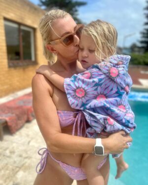 Sharni Vinson Instagram - Sunny Summer Sundays ☀️

#summer #sunday #friends #pool #poolside #pooltime