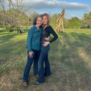Sharon Lawrence Instagram - Ahhh David! Aka @hoohoo3000 Thanks for writing #Walker with heart and humor. Love the way you see things my #northcarolina brother. You do us and @elonuniversity @elonalumnila proud. 👏 
Working with the @thecwwalker family was so satisfying and I’m grateful you captured the collaborative, confident, caring (the cute cows 🐄!) and cool vibe you and your colleagues created. Looking forward to watching what comes next😘

Repost @hoohoo3000 -Some Walker 410 bts 🤠