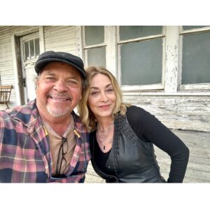 Sharon Lawrence Instagram - Ahhh David! Aka @hoohoo3000 Thanks for writing #Walker with heart and humor. Love the way you see things my #northcarolina brother. You do us and @elonuniversity @elonalumnila proud. 👏 
Working with the @thecwwalker family was so satisfying and I’m grateful you captured the collaborative, confident, caring (the cute cows 🐄!) and cool vibe you and your colleagues created. Looking forward to watching what comes next😘

Repost @hoohoo3000 -Some Walker 410 bts 🤠
