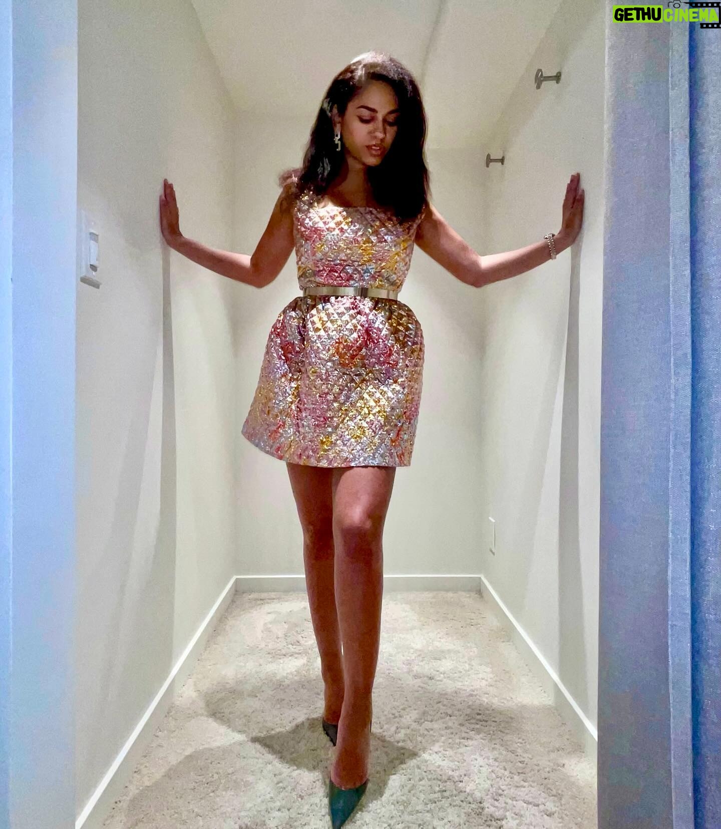Sharon Carpenter Instagram - A metallic moment in @fashiondrug_by_anahit. This custom dress was simply perfection.🔥 Styling and earrings by @bella_sophia_jewels. Luxury vegan purse by @miomojo_italia. 💖