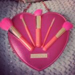 Sharon Rooney Instagram - Thank you @spectrumcollections for my new brushes!!!! Amazing packaging as usual 👌😍! Get yours here : https://www.spectrumcollections.com/collections/brush-sets/products/5-piece-sweetheart-set xxx
