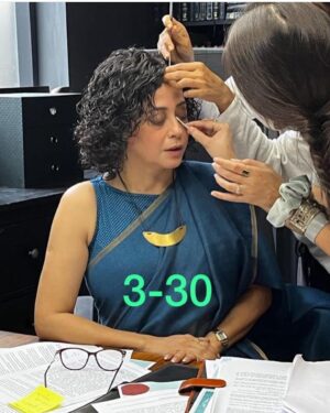 Sheeba Chaddha Instagram - First time full wig and lens tried for #trial .  Fulll Ennjoy . Thank you @shiprasinghacharya for nudging me 😘and @suparnverma for Okaying it like only he can😁

#TheTrialOnHotstar
@Kajol @senguptajisshu @alyykhanofficial @sheeba.chadha @kubbrasait @aamirali @banijayasia @adffilms @deepak30000 @rajeshchadha @banijaygroup
@Suparnverma @mrinalinni
@Shyamrathi1411 @paragdesai9
#ManishGoswami @vijay_tiwari02 @tarunimavarma @abbasdalal @hussain.dalal @gravityonme @manojsoni24 @khanolkar.ninad @sangeetsiddharthofficial @songsteering @siddharthhaldipur @theiatekchandaney @shiprasinghacharya @castingbay @ajay_kumar_pb @ashirwad_hadkar_ @priyasuhass @gauravpandey7697 @the_actor_aseem @shruti_bisht_2201 @officialsuhanijuneja_ @imanasvi @atulkumartct @suchipillai @florasaini @kirankumarkay @manyamirchandani @rahul.upadhyay06
@priyankakhimani @azazmemon_07

 Saree worn for screening generously and totally last minute sent by @chidiyaaonline 🙏🤍