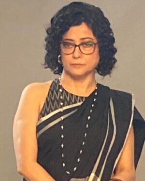 Sheeba Chaddha Instagram - First time full wig and lens tried for #trial .  Fulll Ennjoy . Thank you @shiprasinghacharya for nudging me 😘and @suparnverma for Okaying it like only he can😁

#TheTrialOnHotstar
@Kajol @senguptajisshu @alyykhanofficial @sheeba.chadha @kubbrasait @aamirali @banijayasia @adffilms @deepak30000 @rajeshchadha @banijaygroup
@Suparnverma @mrinalinni
@Shyamrathi1411 @paragdesai9
#ManishGoswami @vijay_tiwari02 @tarunimavarma @abbasdalal @hussain.dalal @gravityonme @manojsoni24 @khanolkar.ninad @sangeetsiddharthofficial @songsteering @siddharthhaldipur @theiatekchandaney @shiprasinghacharya @castingbay @ajay_kumar_pb @ashirwad_hadkar_ @priyasuhass @gauravpandey7697 @the_actor_aseem @shruti_bisht_2201 @officialsuhanijuneja_ @imanasvi @atulkumartct @suchipillai @florasaini @kirankumarkay @manyamirchandani @rahul.upadhyay06
@priyankakhimani @azazmemon_07

 Saree worn for screening generously and totally last minute sent by @chidiyaaonline 🙏🤍