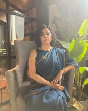 Sheeba Chaddha Instagram - First time full wig and lens tried for #trial .  Fulll Ennjoy . Thank you @shiprasinghacharya for nudging me 😘and @suparnverma for Okaying it like only he can😁

#TheTrialOnHotstar
@Kajol @senguptajisshu @alyykhanofficial @sheeba.chadha @kubbrasait @aamirali @banijayasia @adffilms @deepak30000 @rajeshchadha @banijaygroup
@Suparnverma @mrinalinni
@Shyamrathi1411 @paragdesai9
#ManishGoswami @vijay_tiwari02 @tarunimavarma @abbasdalal @hussain.dalal @gravityonme @manojsoni24 @khanolkar.ninad @sangeetsiddharthofficial @songsteering @siddharthhaldipur @theiatekchandaney @shiprasinghacharya @castingbay @ajay_kumar_pb @ashirwad_hadkar_ @priyasuhass @gauravpandey7697 @the_actor_aseem @shruti_bisht_2201 @officialsuhanijuneja_ @imanasvi @atulkumartct @suchipillai @florasaini @kirankumarkay @manyamirchandani @rahul.upadhyay06
@priyankakhimani @azazmemon_07

 Saree worn for screening generously and totally last minute sent by @chidiyaaonline 🙏🤍