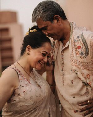 Sheeba Chaddha Instagram - Tadapna Mera, Hansna Tera
Neendein Meri, Sapna Tera
Aankhon Ke Sagar, Hontho Ke Sagar
Le Doobe Hume, Le Doobe Hume

That pain of mine and smile of yours
Those sleep of mine and dream of yours
Those oceans of eyes and those oceans of her lips
made me sink, made me sink

U N V E I L I N G

रफ़ू• 𝐑𝐚𝐟𝐮 • ‎رَفُو
𝐀 𝐏𝐚𝐭𝐜𝐡 𝐨𝐧 𝐭𝐡𝐞 𝐟𝐚𝐛𝐫𝐢𝐜 𝐨𝐟 𝐥𝐨𝐯𝐞 

Featuring @_adilhussain &
@sheeba.chadha
Story & concept @karantorani
Assistant Direction @asmipradeep
Photos courtesy @vanshvirmani
Styling @jahnvibansal
HMU @diva_rose21
Jewels @tribebyamrapali
Production @rasalica.s @juhitaneja

#rafu #toraniindia #apatchonthefabricoflove