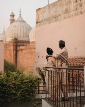 Sheeba Chaddha Instagram - Tadapna Mera, Hansna Tera
Neendein Meri, Sapna Tera
Aankhon Ke Sagar, Hontho Ke Sagar
Le Doobe Hume, Le Doobe Hume

That pain of mine and smile of yours
Those sleep of mine and dream of yours
Those oceans of eyes and those oceans of her lips
made me sink, made me sink

U N V E I L I N G

रफ़ू• 𝐑𝐚𝐟𝐮 • ‎رَفُو
𝐀 𝐏𝐚𝐭𝐜𝐡 𝐨𝐧 𝐭𝐡𝐞 𝐟𝐚𝐛𝐫𝐢𝐜 𝐨𝐟 𝐥𝐨𝐯𝐞 

Featuring @_adilhussain &
@sheeba.chadha
Story & concept @karantorani
Assistant Direction @asmipradeep
Photos courtesy @vanshvirmani
Styling @jahnvibansal
HMU @diva_rose21
Jewels @tribebyamrapali
Production @rasalica.s @juhitaneja

#rafu #toraniindia #apatchonthefabricoflove