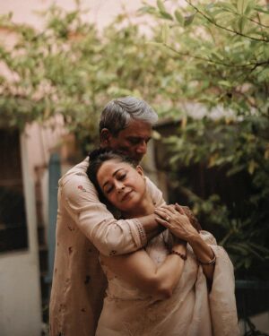 Sheeba Chaddha Instagram - Tere nazdik aa kar sochta hun 
main zinda tha ki ab zinda hua hun 
jin aankhon se mujhe tum dekhte ho 
main un aankhon se duniya dekhta hun 

Coming closer to you I wonder now 
Was I even alive or am I alive now
the way you see me from your eyes
I see the world through the same eyes

U N V E I L I N G

रफ़ू• 𝐑𝐚𝐟𝐮 • ‎رَفُو
𝐀 𝐏𝐚𝐭𝐜𝐡 𝐨𝐧 𝐭𝐡𝐞 𝐟𝐚𝐛𝐫𝐢𝐜 𝐨𝐟 𝐥𝐨𝐯𝐞

Featuring @_adilhussain &
@sheeba.chadha
Story & concept @karantorani
Assistant Direction @asmipradeep
Photos courtesy @vanshvirmani
Styling @jahnvibansal
HMU @diva_rose21
Jewels @tribebyamrapali 
Production @juhitaneja @rasalica.s

#rafu #toraniindia #APatchOnTheFabricOfLove