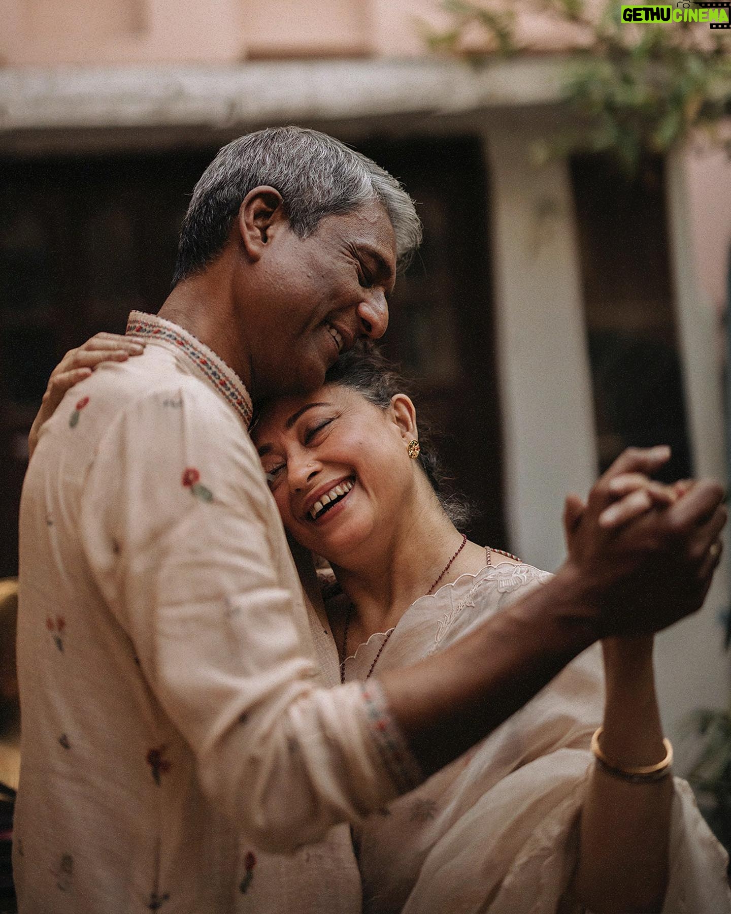 Sheeba Chaddha - 105.3K Likes - Tere nazdik aa kar sochta hun
main zinda tha ki ab zinda hua hun
jin aankhon se mujhe tum dekhte ho
main un aankhon se duniya dekhta hun
Coming closer to you I wonder now
Was I even alive or am I alive now
the way you see me from your eyes
I see the world through the same eyes
U N V E I L I N G
रफ़ू• 𝐑𝐚𝐟𝐮 • رَفُو
𝐀 𝐏𝐚𝐭𝐜𝐡 𝐨𝐧 𝐭𝐡𝐞 𝐟𝐚𝐛𝐫𝐢𝐜 𝐨𝐟 𝐥𝐨𝐯𝐞
Featuring @_adilhussain &
@sheeba.chadha
Story & concept @karantorani
Assistant Direction @asmipradeep
Photos courtesy @vanshvirmani
Styling @jahnvibansal
HMU @diva_rose21
Jewels @tribebyamrapali
Production @juhitaneja @rasalica.s
#rafu #toraniindia #APatchOnTheFabricOfLove