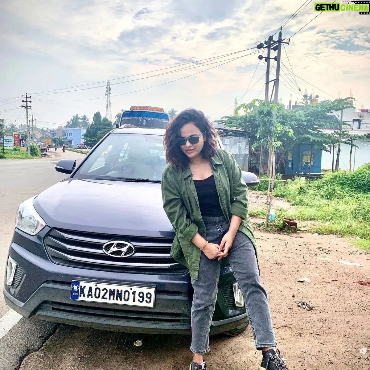 Sheetal Shetty - 31.5K Likes - If counting days were as blissful as gazing at the rain drops gently falling on a lush leaf! if only... 😁🤗
#sheethalakshara #sheethalshetty #poetry #kannadalitrature #shewrites #Kannadasahithya #sandalwood #kfi #writerslife #creativewriting #writersofinstagram #Kannadakavanagalu #shee_tales
