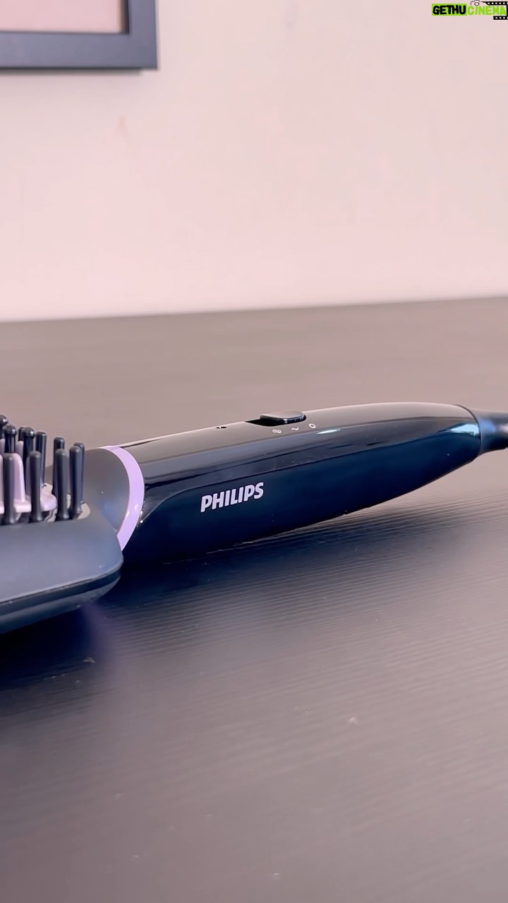 Sheetal Tiwari Instagram - Being a mom can be overwhelming sometimes, with taking care of your kid 24/7 you don’t get enough time to take care of your frizzy and untamed hair. But guess what? With the all new Philips Hair Straightening Brush, my hair gets ready in just 5 Minutes without any damage to my hair since its Thermoprotect technology minimizes the heat damage without compromising on style. Styling my hair isn’t as difficult as it used to be because #GoodCareDays are here with @philipsindia So what are you waiting for? Get your Philips Hair Straightening Brush today! #ad #Philips #PhilipsIndia #PhilipsHairStraighteningBrush #collab