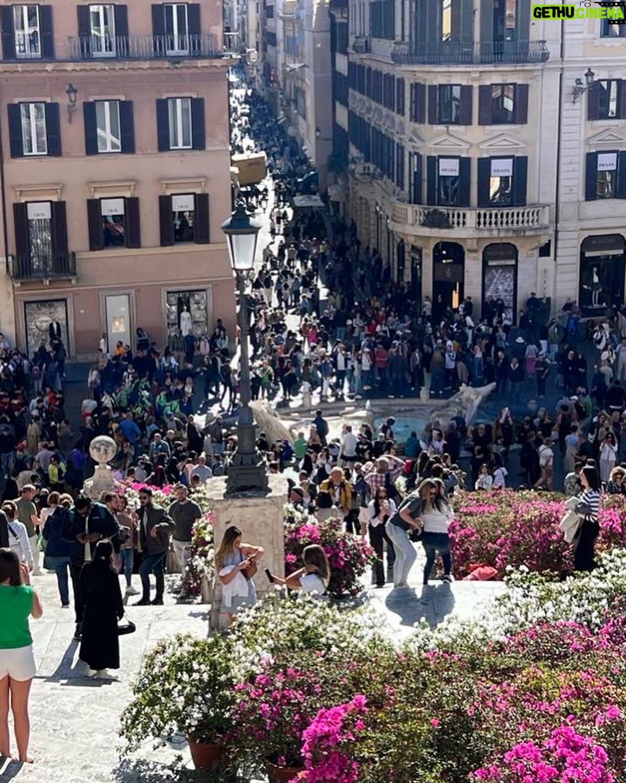 Sheila - 1.1K Likes - Visite à Rome… pour tournage 😉🍾😘😘
#sheila #sheila2024 #italie #italy🇮🇹 #rome #roma #tournage #italiantv #imigliorianni #sheilabdevotion #dolcevita #rai1