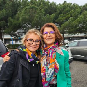 Sheila Instagram - Ligal Hinermand a mazinê Fransa ye Sheila û tîma mûzikjena wî, pêkve li festivala Un Week-end Avec Elles , Arpége Tremolos li Albi,  Toulouse....

Témoigner et travailler sur la condition des femmes survivantes des génocides est un processus douloureux, mais le chemin peut nous amener à des rencontres inoubliables. Ce week-end, alors que je participais au festival de  #UnWeekendDansElles @arpege Tremolos, j'ai rencontré Sheila et son équipe de formidables musiciens, qui ont donné un beau concert vibrant en fin de festival. En voyageant avec elle et son équipe d'Albi à Toulouse, j'ai découvert qu'elle était non seulement une grande artiste, mais aussi une grande femme d'âme, qui voit avec son cœur s'exprimer avec sérénité, pleine de sagesse. Nous avons parlé de beaucoup de choses : de nos blessures, de la mort de nos proches, de la spiritualité, du pouvoir de l'art (musique, poésie, etc.), de la résilience et de la résistance des femmes, chacune à sa manière et selon son parcour. L'écouter m'a rappelé ma mère et je lui ai lu mon poème « Dieu n'est pas mort pour ma mère » avec beaucoup d'émotion. Je suis convaincue que nos chemins se croiseront à nouveux, chère Sheila.

English

Testifying and working on the condition of women survivors of genocides is a painful process, but the path can lead us to unforgettable encounters. This weekend while participating in the #UnWeekendAvecElles @arpege tremolos festival, I met Sheila and her team of wonderful musicians, who gave a beautiful & vibran concert at the end of the festival. Traveling with her (and her team) from Albi to Toulouse, I discovered that she was not only a great artist, but also a woman of soul, a woman who sees with her heart, expressing herself with serenity and wisdom. We talked about many things: our wounds, the death of our beloved ones, the spirituality, the power of art (music, poetry, etc), the resilience and resistance of women, each in their own way and according to their own journey. Listening to her, reminded me of my mother and I read to her my poem “God Is Not Dead for My Mother” with lots of emotion. I am convinced that our path will meet again dearest Sheila.