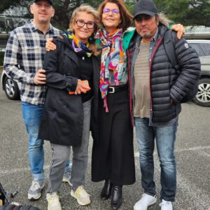 Sheila Instagram - Ligal Hinermand a mazinê Fransa ye Sheila û tîma mûzikjena wî, pêkve li festivala Un Week-end Avec Elles , Arpége Tremolos li Albi,  Toulouse....

Témoigner et travailler sur la condition des femmes survivantes des génocides est un processus douloureux, mais le chemin peut nous amener à des rencontres inoubliables. Ce week-end, alors que je participais au festival de  #UnWeekendDansElles @arpege Tremolos, j'ai rencontré Sheila et son équipe de formidables musiciens, qui ont donné un beau concert vibrant en fin de festival. En voyageant avec elle et son équipe d'Albi à Toulouse, j'ai découvert qu'elle était non seulement une grande artiste, mais aussi une grande femme d'âme, qui voit avec son cœur s'exprimer avec sérénité, pleine de sagesse. Nous avons parlé de beaucoup de choses : de nos blessures, de la mort de nos proches, de la spiritualité, du pouvoir de l'art (musique, poésie, etc.), de la résilience et de la résistance des femmes, chacune à sa manière et selon son parcour. L'écouter m'a rappelé ma mère et je lui ai lu mon poème « Dieu n'est pas mort pour ma mère » avec beaucoup d'émotion. Je suis convaincue que nos chemins se croiseront à nouveux, chère Sheila.

English

Testifying and working on the condition of women survivors of genocides is a painful process, but the path can lead us to unforgettable encounters. This weekend while participating in the #UnWeekendAvecElles @arpege tremolos festival, I met Sheila and her team of wonderful musicians, who gave a beautiful & vibran concert at the end of the festival. Traveling with her (and her team) from Albi to Toulouse, I discovered that she was not only a great artist, but also a woman of soul, a woman who sees with her heart, expressing herself with serenity and wisdom. We talked about many things: our wounds, the death of our beloved ones, the spirituality, the power of art (music, poetry, etc), the resilience and resistance of women, each in their own way and according to their own journey. Listening to her, reminded me of my mother and I read to her my poem “God Is Not Dead for My Mother” with lots of emotion. I am convinced that our path will meet again dearest Sheila.