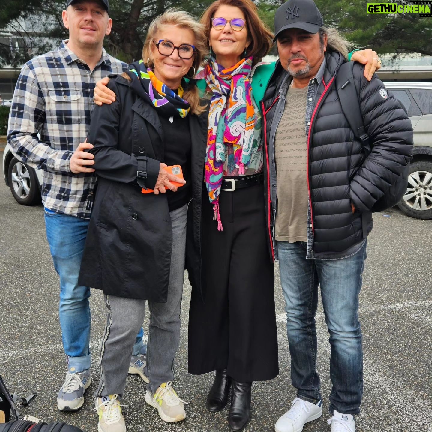 Sheila - 1.6K Likes - Ligal Hinermand a mazinê Fransa ye Sheila û tîma mûzikjena wî, pêkve li festivala Un Week-end Avec Elles , Arpége Tremolos li Albi, Toulouse....
Témoigner et travailler sur la condition des femmes survivantes des génocides est un processus douloureux, mais le chemin peut nous amener à des rencontres inoubliables. Ce week-end, alors que je participais au festival de #UnWeekendDansElles @arpege Tremolos, j'ai rencontré Sheila et son équipe de formidables musiciens, qui ont donné un beau concert vibrant en fin de festival. En voyageant avec elle et son équipe d'Albi à Toulouse, j'ai découvert qu'elle était non seulement une grande artiste, mais aussi une grande femme d'âme, qui voit avec son cœur s'exprimer avec sérénité, pleine de sagesse. Nous avons parlé de beaucoup de choses : de nos blessures, de la mort de nos proches, de la spiritualité, du pouvoir de l'art (musique, poésie, etc.), de la résilience et de la résistance des femmes, chacune à sa manière et selon son parcour. L'écouter m'a rappelé ma mère et je lui ai lu mon poème « Dieu n'est pas mort pour ma mère » avec beaucoup d'émotion. Je suis convaincue que nos chemins se croiseront à nouveux, chère Sheila.
English
Testifying and working on the condition of women survivors of genocides is a painful process, but the path can lead us to unforgettable encounters. This weekend while participating in the #UnWeekendAvecElles @arpege tremolos festival, I met Sheila and her team of wonderful musicians, who gave a beautiful & vibran concert at the end of the festival. Traveling with her (and her team) from Albi to Toulouse, I discovered that she was not only a great artist, but also a woman of soul, a woman who sees with her heart, expressing herself with serenity and wisdom. We talked about many things: our wounds, the death of our beloved ones, the spirituality, the power of art (music, poetry, etc), the resilience and resistance of women, each in their own way and according to their own journey. Listening to her, reminded me of my mother and I read to her my poem “God Is Not Dead for My Mother” with lots of emotion. I am convinced that our path will meet again dearest Sheila.