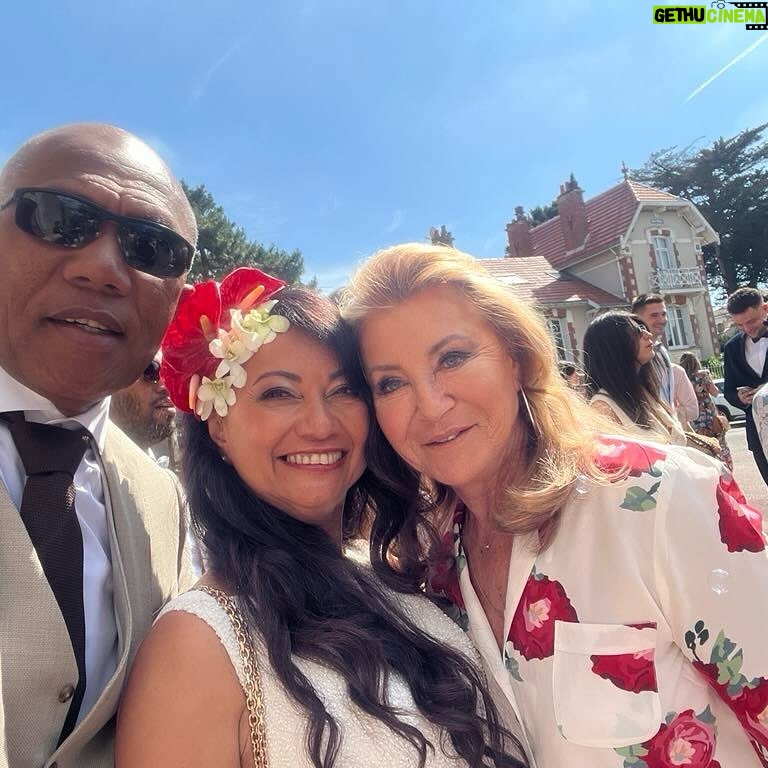 Sheila - 2.1K Likes - Week-end ensoleillé 😎 avec ma famille Kanak… que de l’amour 🤩🤩♥️🎵🎵🎵
#family #sheila #sheila2024