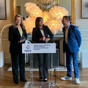 Sheila Instagram - #Repost @ludoloco
・・・
La plus haute distinction de la Ville de Paris remise à l’iconique @sheila_artiste_officiel par Madame @annehidalgo et @jeanlucromero 🙏🏽🙌🏽 Un grand merci à la Mairie de Paris ✨pour l’organisation de cette cérémonie légendaire 🏅🙌🏽 et tous ceux présents ❤️
#sheila2024