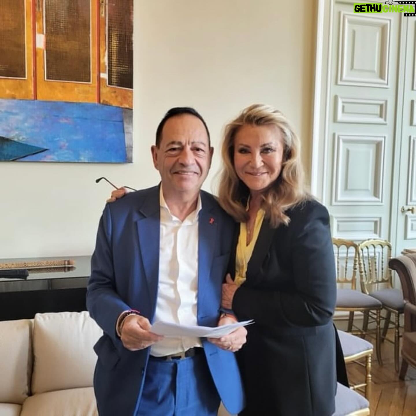 Sheila - 1.1K Likes - #Repost @ludoloco
・・・
La plus haute distinction de la Ville de Paris remise à l’iconique @sheila_artiste_officiel par Madame @annehidalgo et @jeanlucromero 🙏🏽🙌🏽 Un grand merci à la Mairie de Paris ✨pour l’organisation de cette cérémonie légendaire 🏅🙌🏽 et tous ceux présents ❤️
#sheila2024