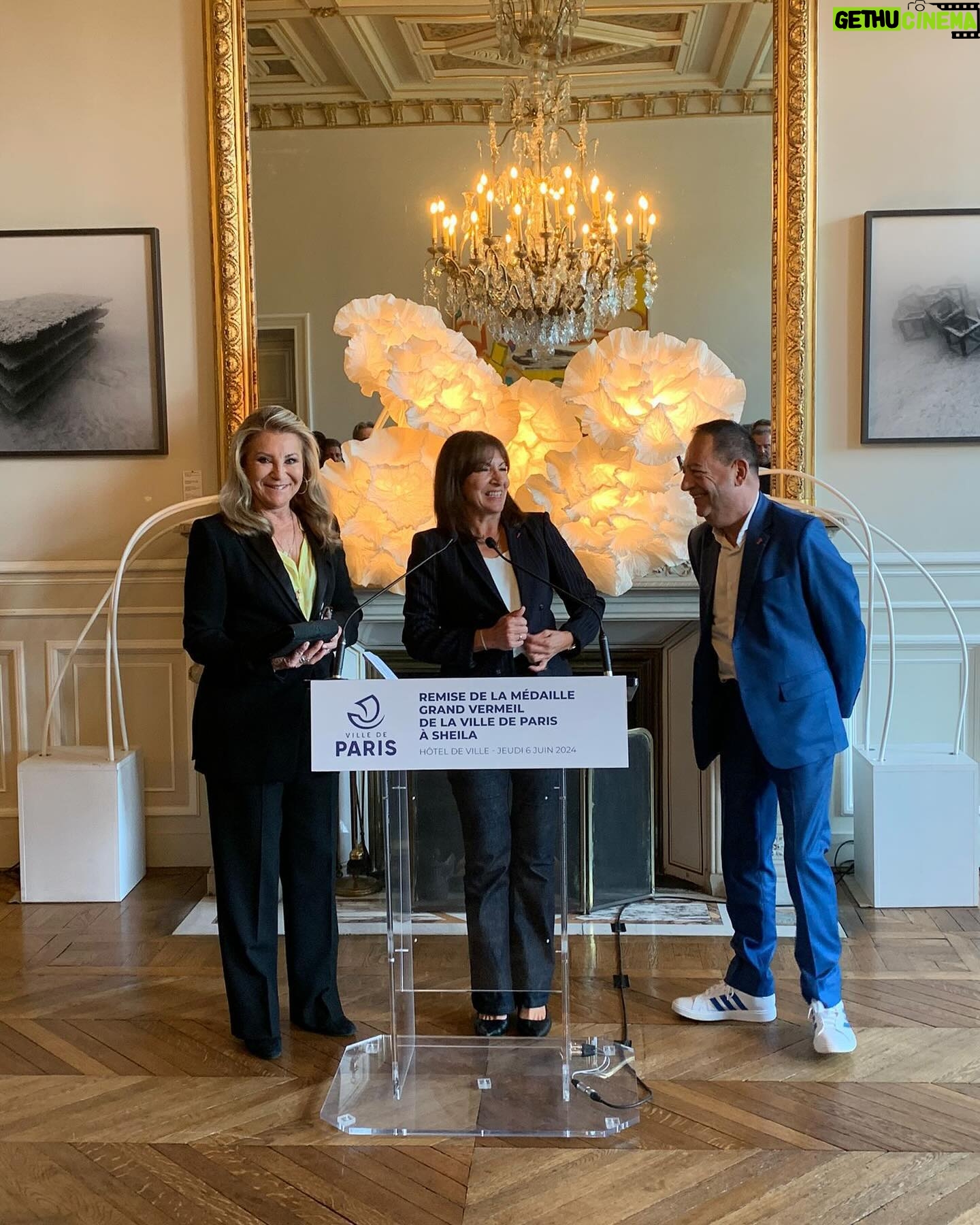 Sheila - 1.4K Likes - Avant même les médaillés des Jeux olympiques, Paris m’a remis la médaille Vermeil de la ville. Paris de mon enfance, Paris de mes souvenirs, grâce à qui j’ai construit ma vie…
#medailledelavilledeparis #medaillevermeil #vermeil #mairiedeparis #annehidalgo #jeanlucromero #elcs