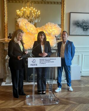 Sheila Instagram - Avant même les médaillés des Jeux olympiques, Paris m’a remis la médaille Vermeil de la ville. Paris de mon enfance, Paris de mes souvenirs, grâce à qui j’ai construit ma vie…
#medailledelavilledeparis #medaillevermeil  #vermeil #mairiedeparis #annehidalgo #jeanlucromero #elcs