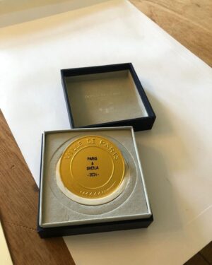 Sheila Instagram - Avant même les médaillés des Jeux olympiques, Paris m’a remis la médaille Vermeil de la ville. Paris de mon enfance, Paris de mes souvenirs, grâce à qui j’ai construit ma vie…
#medailledelavilledeparis #medaillevermeil  #vermeil #mairiedeparis #annehidalgo #jeanlucromero #elcs