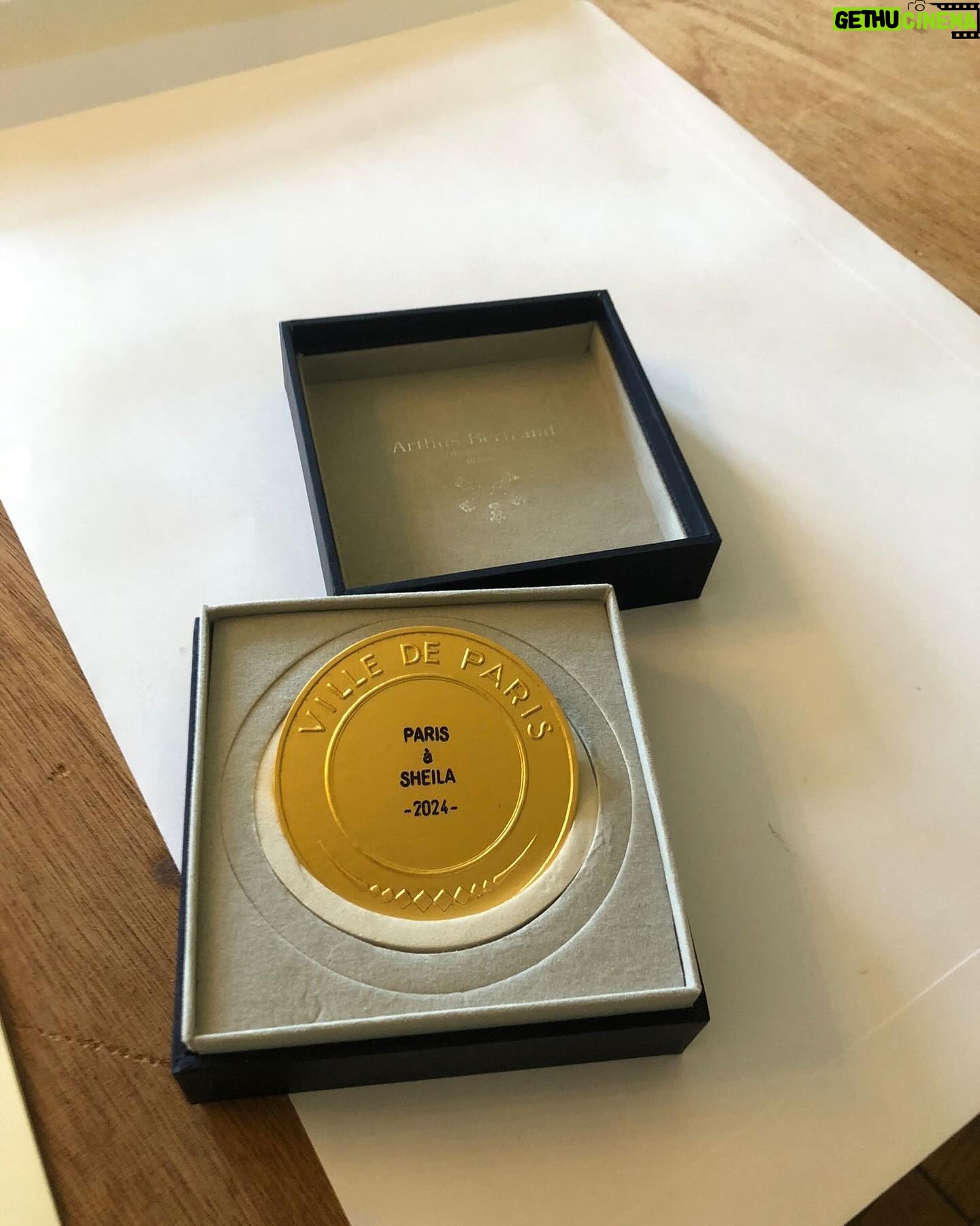 Sheila - 1.4K Likes - Avant même les médaillés des Jeux olympiques, Paris m’a remis la médaille Vermeil de la ville. Paris de mon enfance, Paris de mes souvenirs, grâce à qui j’ai construit ma vie…
#medailledelavilledeparis #medaillevermeil #vermeil #mairiedeparis #annehidalgo #jeanlucromero #elcs