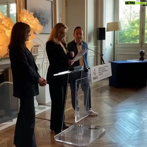 Sheila - 2K Likes - #Repost @eluscontresida
・・・
Très fiers de Sheila, notre présidente d’honneur, qui s’est vue remettre la médaille Grand Vermeille de la ville de Paris ce soir par @annehidalgo et @jeanlucromero
Merci @sheila_artiste_officiel de continuer à te battre à nos côtés pour mettre fin au Sida !
#sheila2024
